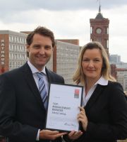Oliver Schmitz (Vorstand) und Yvonne Neumann (Director Consulting Inhouse) mit der Auszeichnung Oliver Schmitz (Vorstand) und Yvonne Neumann (Director Consulting Inhouse) mit der Auszeichnung