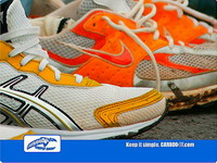 Schuhe schnüren für den 13. Köln Marathon 