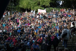 Schüler aller Waldorfschulen aus Schleswig-Holstein bei der Ü-80-Party für bessere Zuschüsse in Kiel