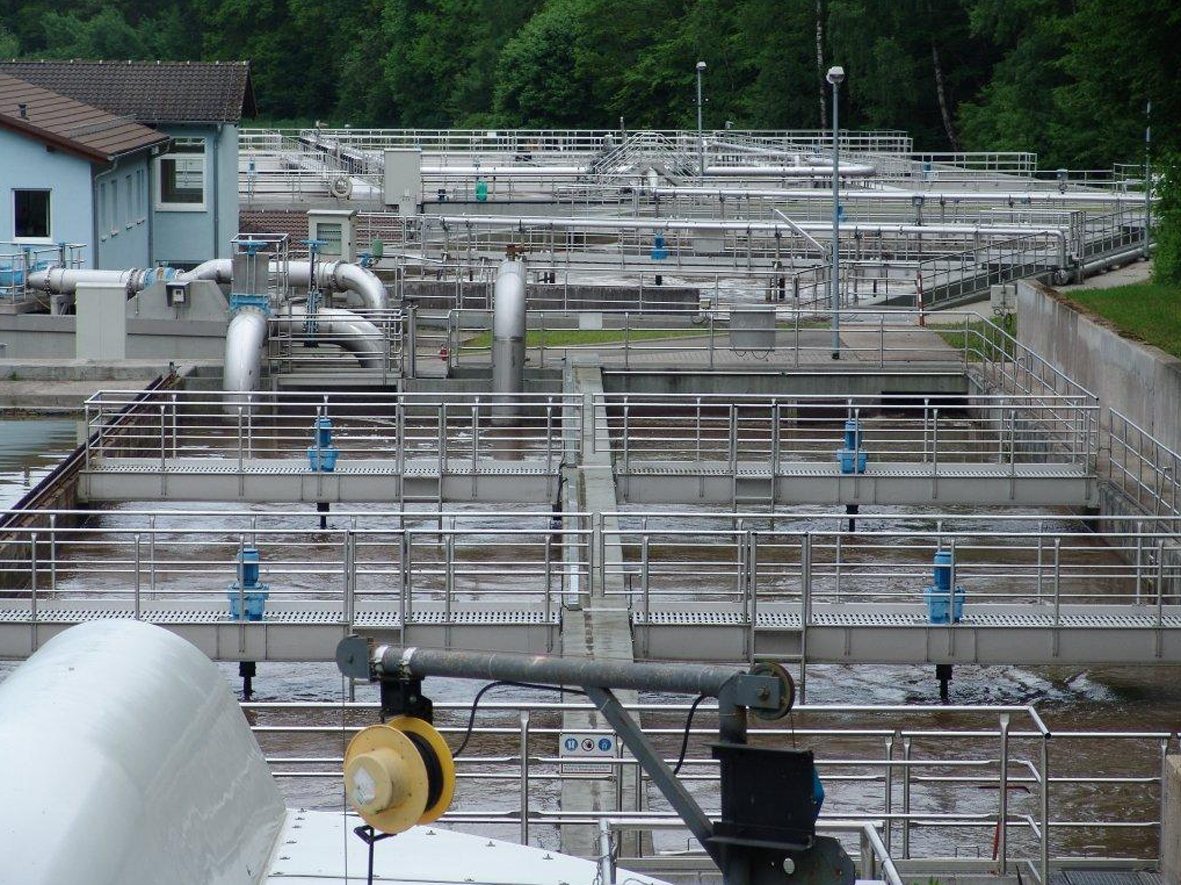Belebungsbecken mit angestellten Rührwerken und Gebläsen