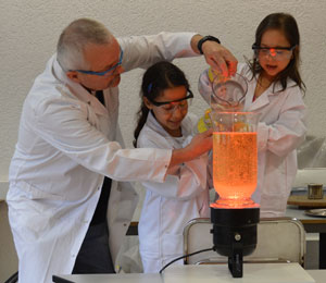 Kinder experimentieren in der EXPERIMINTA