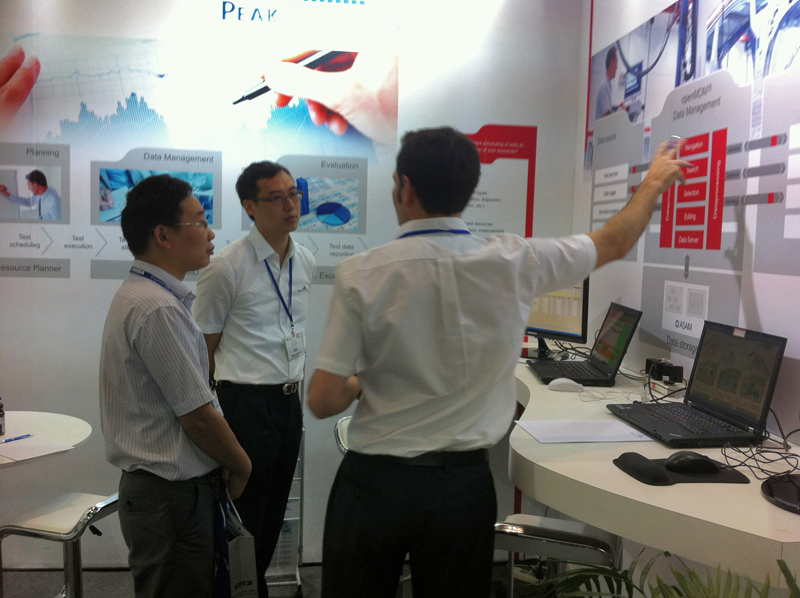 Messebesucher auf dem Stand von Peak Solution auf der Automotive Testing Expo China 2013