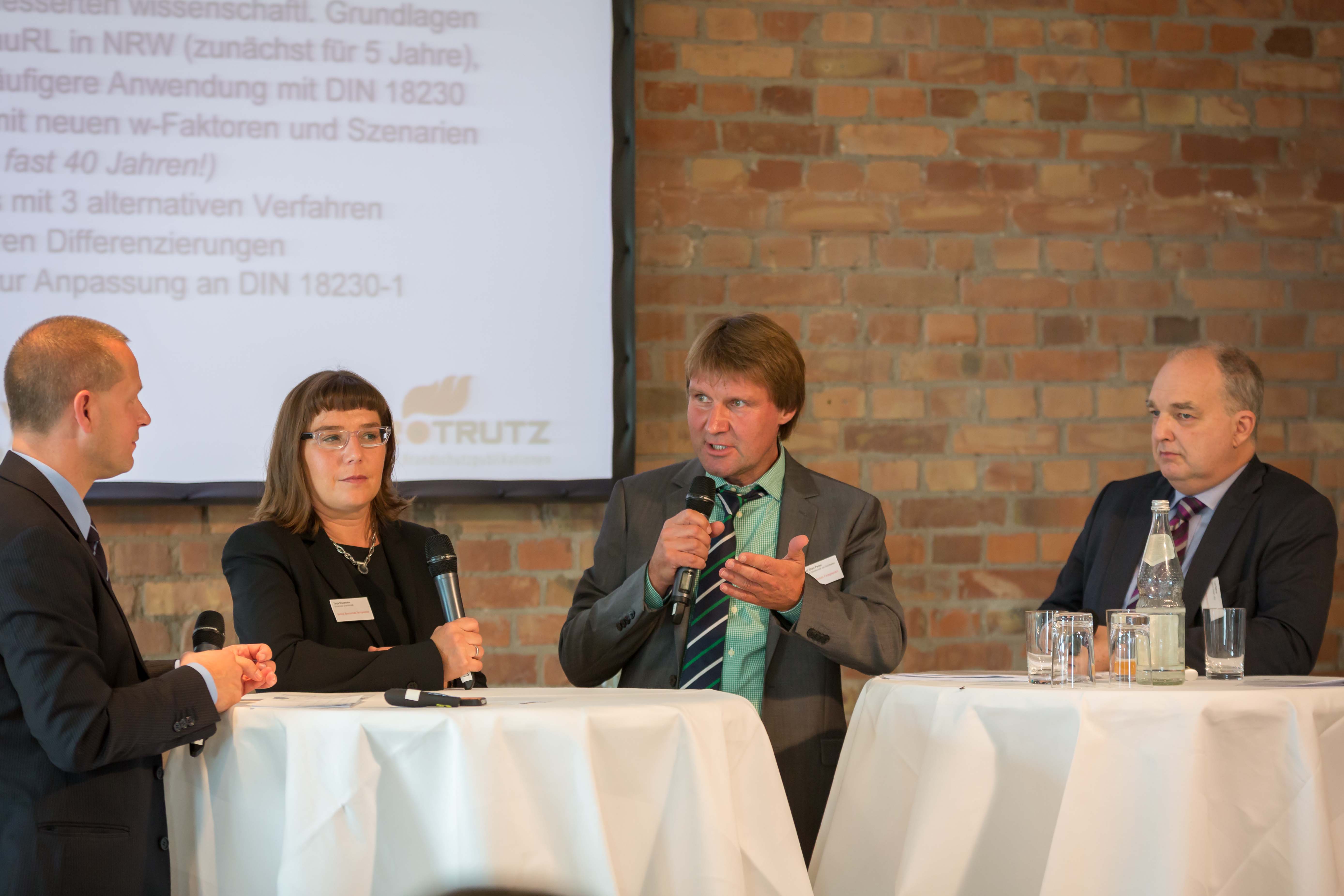 Podiumsdiskussion der Referenten (Reinhard Eberl-Pacan,...)
