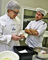 Angelo Vocale (r.) schaut seinem Schützling Norman von der Weydt über die Schulter. Foto: H. Bernert Angelo Vocale (r.) schaut seinem Schützling Norman von der Weydt über die Schulter. Foto: H. Bernert
