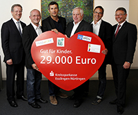 Vorstandsvorsitzender Franz Scholz bei der Spendenübergabe (links)