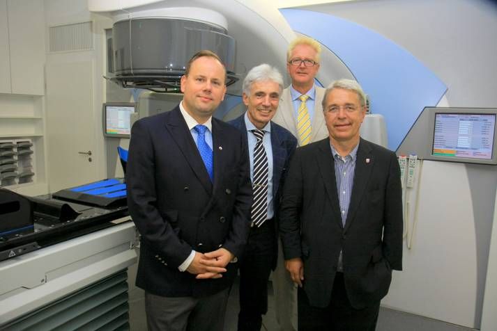 v.l.: PD Dr. med. Fabian Fehlauer, Prof. Dr. Seegenschmiedt, Prof. Dr. med. Ulrich Carl, Thomas Völs v.l.: PD Dr. med. Fabian Fehlauer, Prof. Dr. Seegenschmiedt, Prof. Dr. med. Ulrich Carl, Thomas Völs