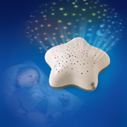 Friedlich schlummern unterm Sternenhimmel – der Musical Star Projector von Pabobo® macht’s möglich. Friedlich schlummern unterm Sternenhimmel – der Musical Star Projector von Pabobo® macht’s möglich.
