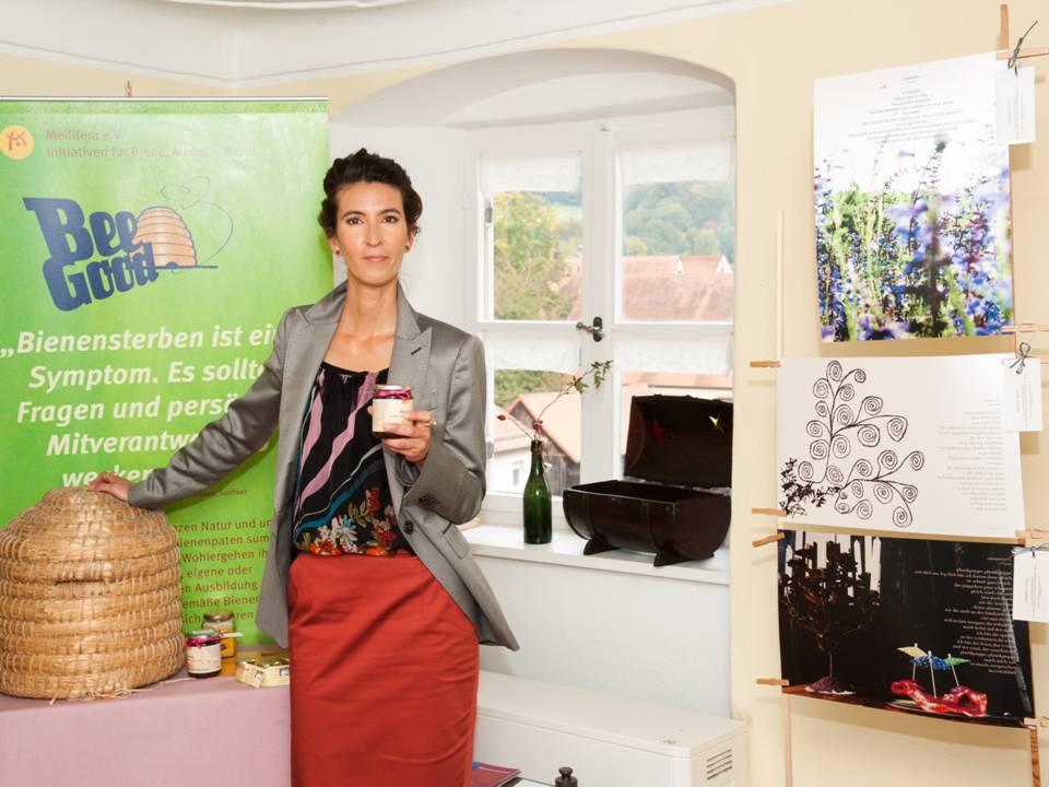 Ausstellungsmacherin Carmen Blom mit Bienen-Charity für Mellifera e. V. Ausstellungsmacherin Carmen Blom mit Bienen-Charity für Mellifera e. V.