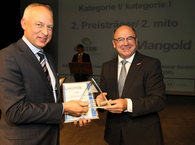 Pascal Mangold erhält BBA von Franz Prebeck, Präsident der Handwerkskammer Niederbayern-Oberpfalz