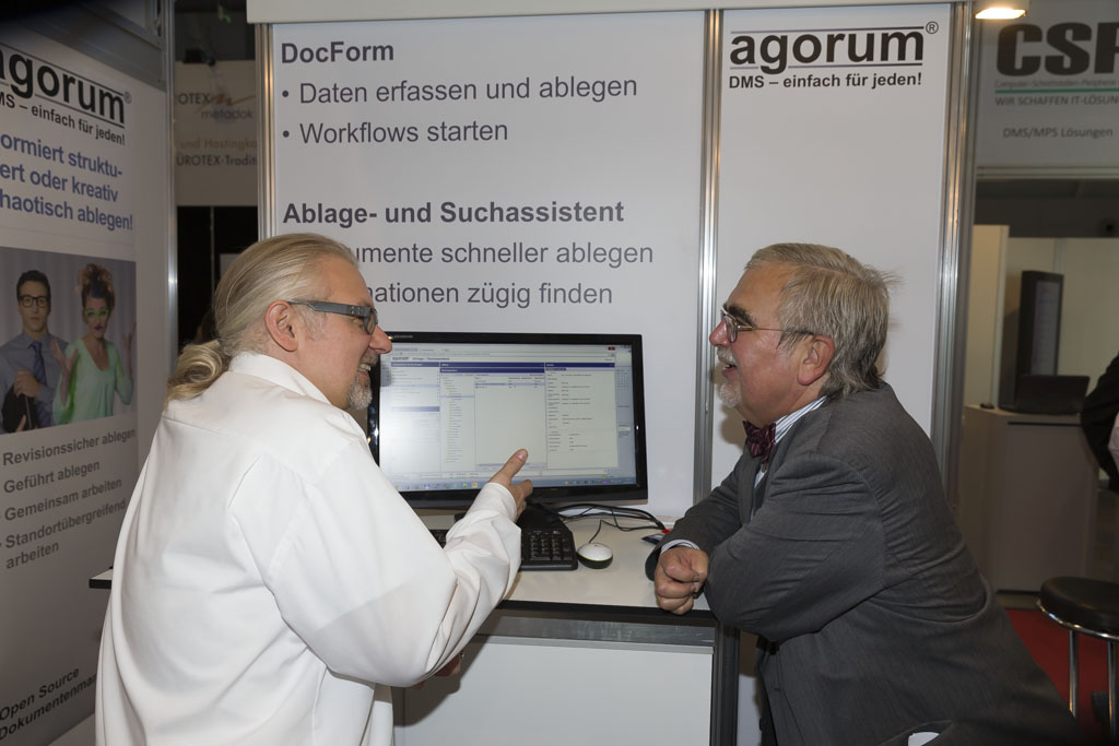 Dr. Friedrich Wilhelm Haug (re.), am Messestand von agorum® Dr. Friedrich Wilhelm Haug (re.), am Messestand von agorum®