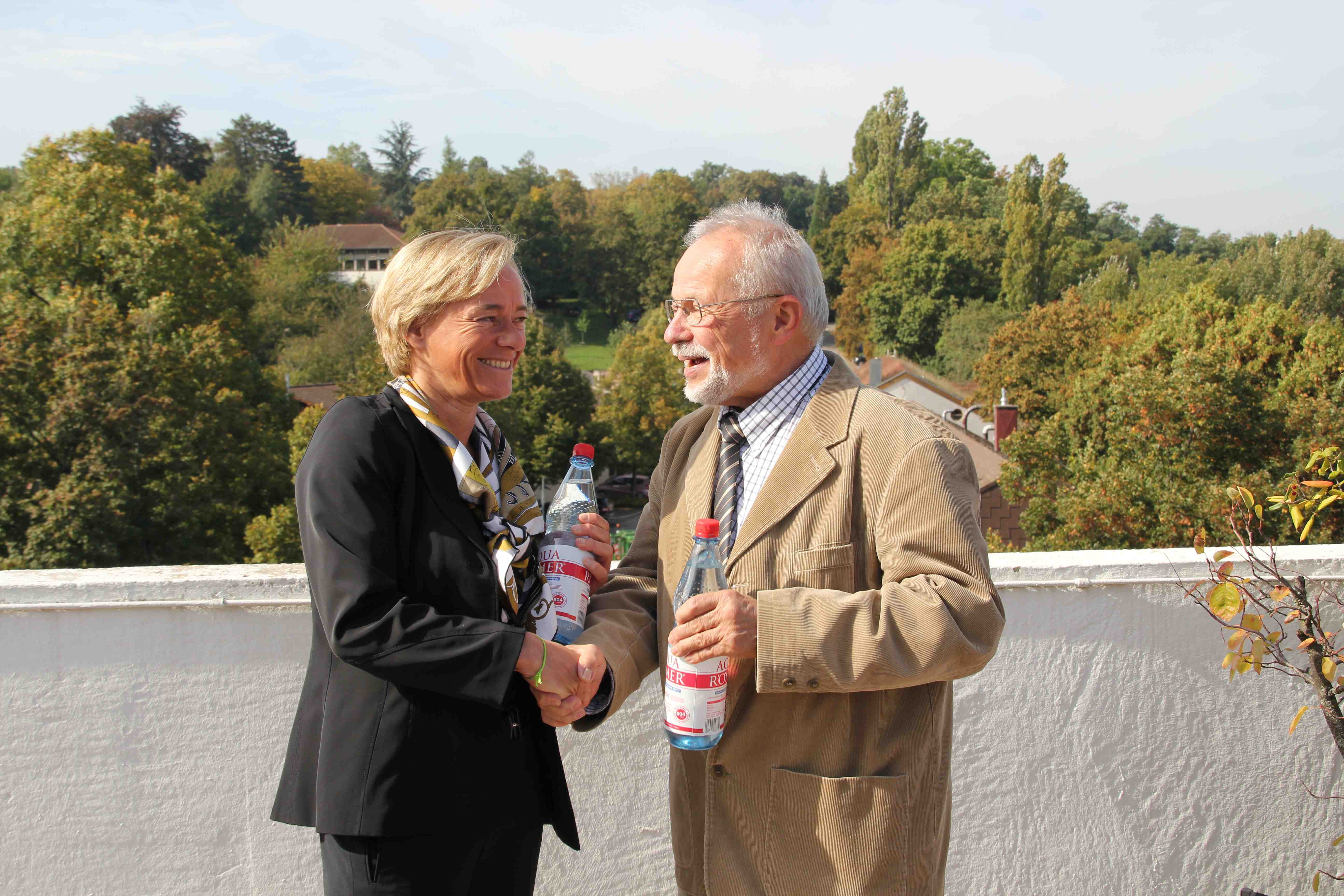 Christina Lauber, Geschäftsführerin aquaRömer, und Rolf Göttner, Vorstandsmitglied Tafel BaWü Christina Lauber, Geschäftsführerin aquaRömer, und Rolf Göttner, Vorstandsmitglied Tafel BaWü