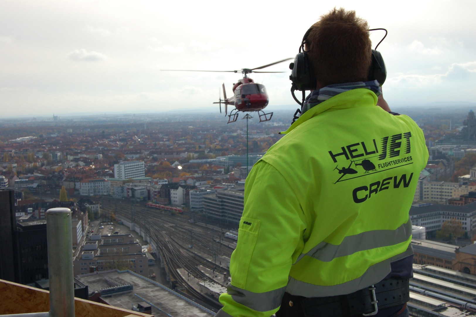 Helikopter Transport mit lastenflug.de in luftiger Höheüber NRW