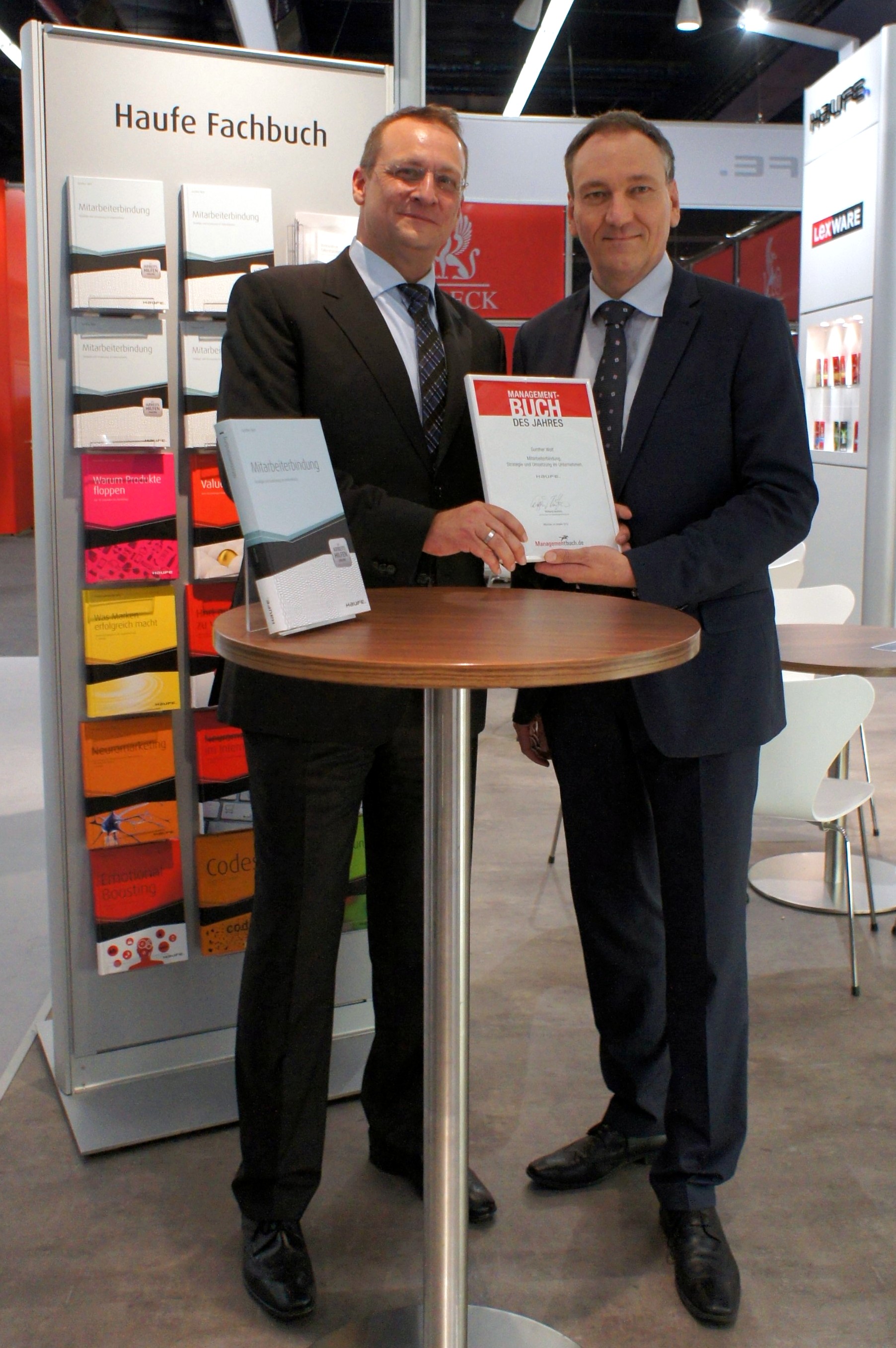 Wolfgang Hanfstein (r.)übergibt die Auszeichnung Managementbuch des Jahres 2013 an Autor Gunther Wol Wolfgang Hanfstein (r.)übergibt die Auszeichnung Managementbuch des Jahres 2013 an Autor Gunther Wol