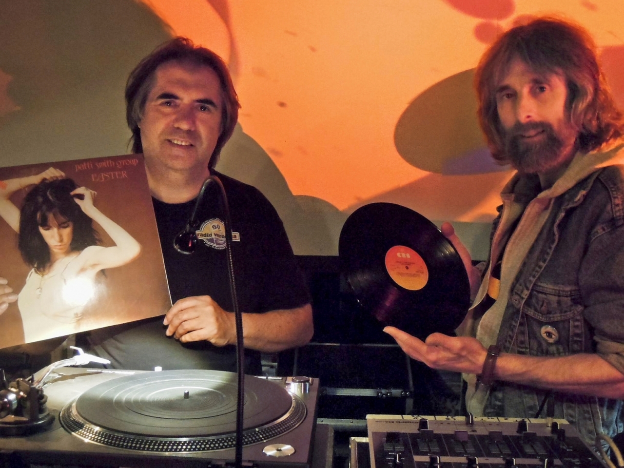 Halten die Erinnerung an Vinyl-Schallplatten hoch. Von links: Gisbert Wegener und Dr. Harald Keller Halten die Erinnerung an Vinyl-Schallplatten hoch. Von links: Gisbert Wegener und Dr. Harald Keller