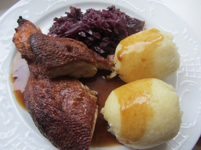 knusprige Entenbrust in Orangensauce mit weihnachtlichem Rotkohl und Klößen knusprige Entenbrust in Orangensauce mit weihnachtlichem Rotkohl und Klößen