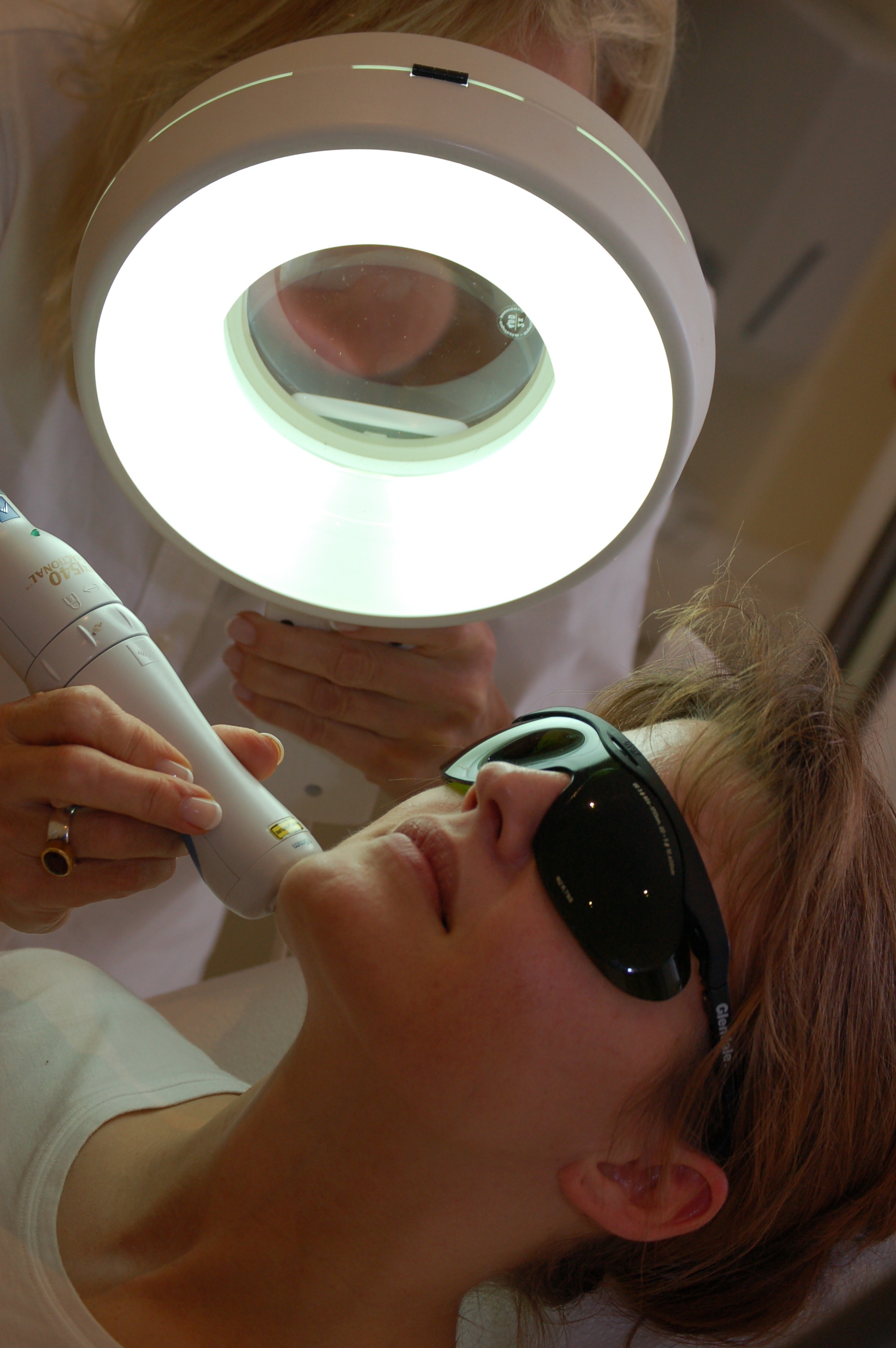 Der Fractional Laser: Die angesagte Methode um Falten, Narben und Flecken verschwinden zu lassen. Der Fractional Laser: Die angesagte Methode um Falten, Narben und Flecken verschwinden zu lassen.