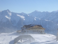 Kristallhütte mit Winterpanorama