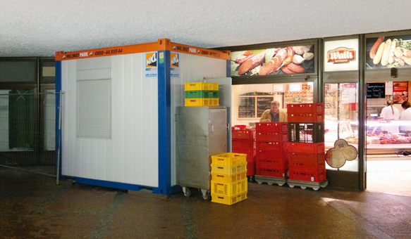 Millimeter-Arbeit: Der Abstand zwischen dem HKL Mietcontainer und der Decke beträgt weniger als eine Millimeter-Arbeit: Der Abstand zwischen dem HKL Mietcontainer und der Decke beträgt weniger als eine