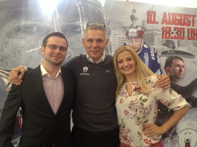 Mitarbeiter der Kanzlei mit dem ehemaligen Trainer und heutigen Manager der Eisbären, Peter-John Lee