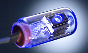 UV-Lichtquelle für spektroskopische Untersuchungen: Deuterium-Lampen mit höherer Intensität dank neu UV-Lichtquelle für spektroskopische Untersuchungen: Deuterium-Lampen mit höherer Intensität dank neu