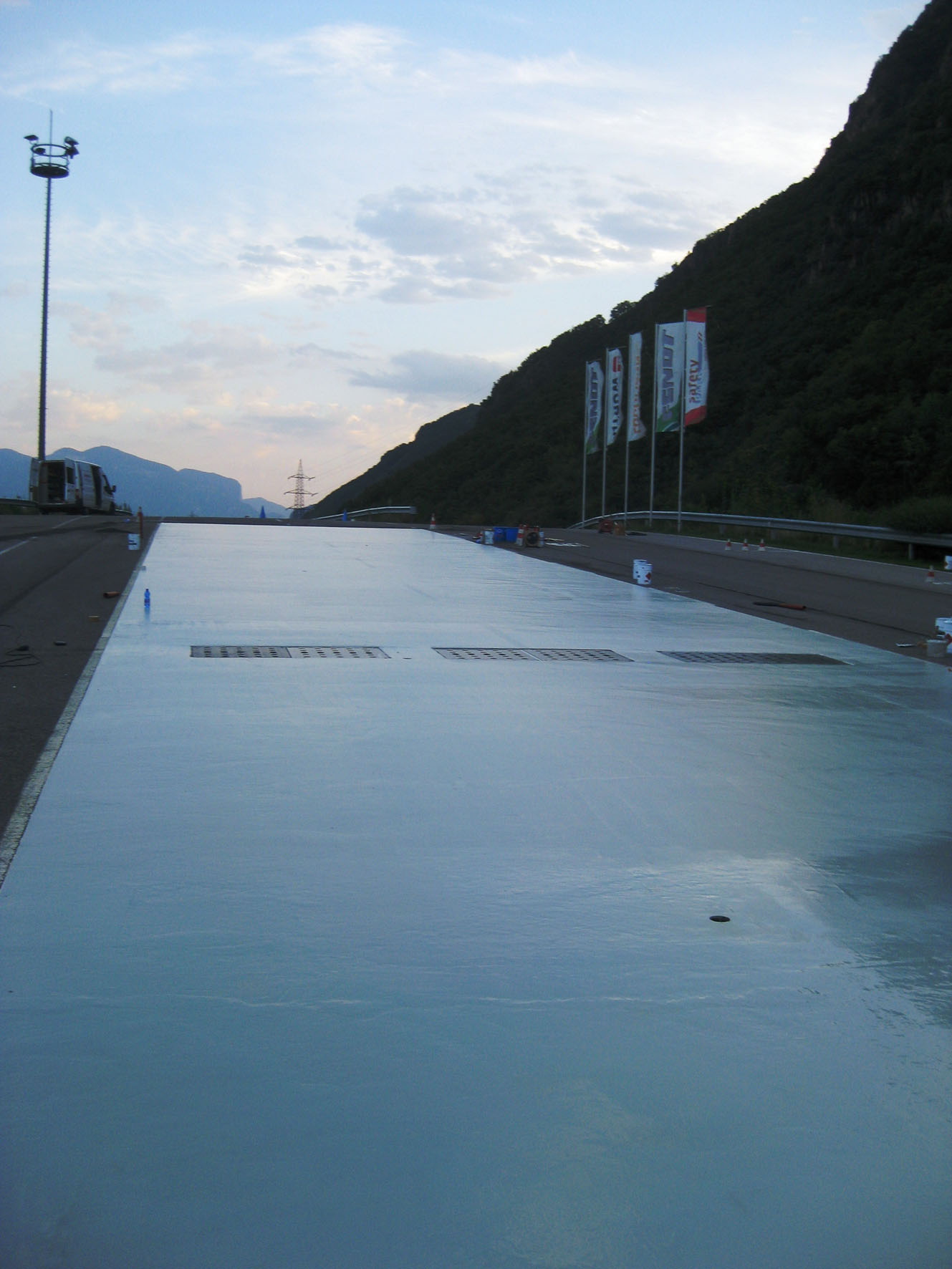 Spiegelglatt ist die Strecke des Safety Parks Pfatten nach der Beschichtung mit Triflex Flüssigkunst Spiegelglatt ist die Strecke des Safety Parks Pfatten nach der Beschichtung mit Triflex Flüssigkunst