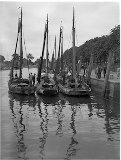 Theodor Möller: Krabbenkutter im Tönninger Hafen, 1931 Theodor Möller: Krabbenkutter im Tönninger Hafen, 1931