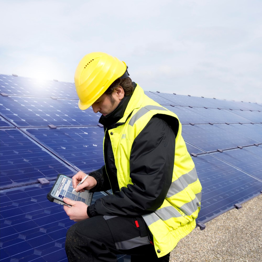 Instandhaltung einer Solaranlage mit dem TOUGHPAD FZ-G1