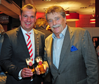 Hoteldirektor Torsten Stiegler (l.) mit ehemaligem OB Fritz Schramma (r.). Bild: Claudia Wingens