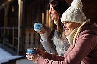 Genießerinnen auf dem Balkon