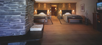 Die Lodge-Zimmer im Interalpen-Hotel in Tirol verbinden Behaglichkeit  und Luxus