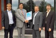 Tom Weber von der Hochschule Landshut (links) übergibt den Innovationspreis an Josef Irlbacher. Tom Weber von der Hochschule Landshut (links) übergibt den Innovationspreis an Josef Irlbacher.