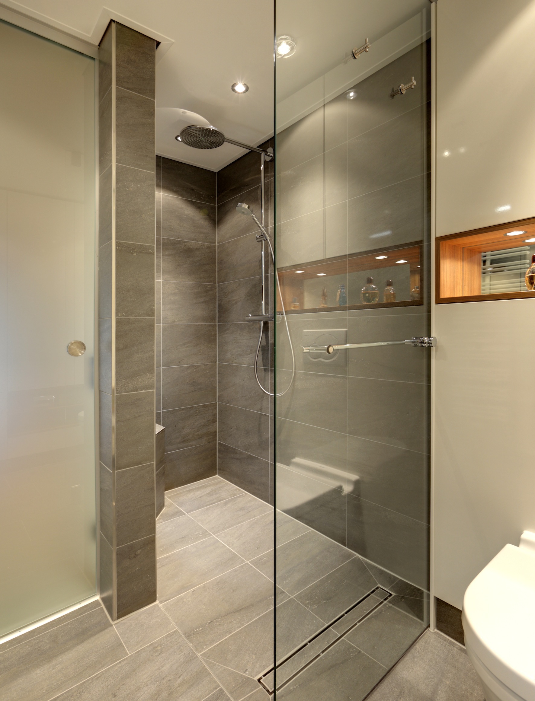 Barrierefreier Umbau im Bad: Edel und modern wirkt die niveaugleiche Dusche. Barrierefreier Umbau im Bad: Edel und modern wirkt die niveaugleiche Dusche.