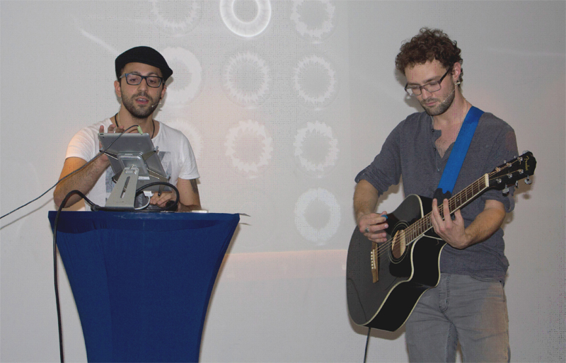 Die MHMK-Musikmanagement-Studenten  Fabio Buccheri und Nikita Grabin (v.l.n.r.)  performen ihre Eige