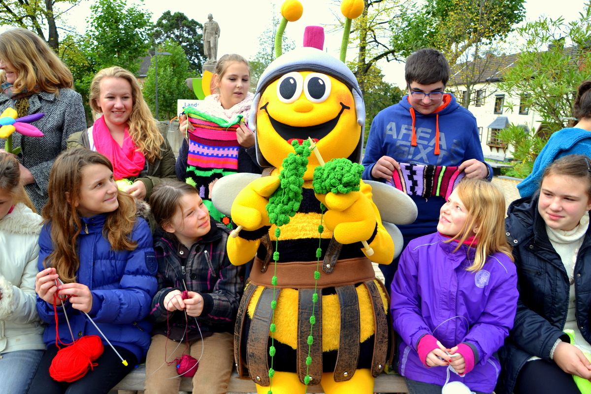 Gemeinsam mit LAGA-Maskottchen Tolbienchen präsentierten die Schüler ihr Strickprojekt für die Lande