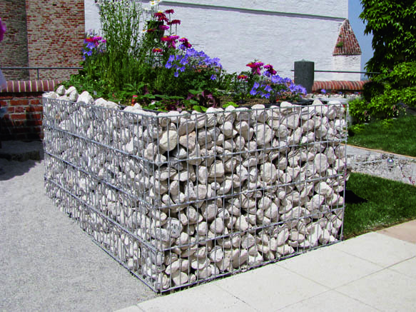 Wo Blumen thronen: Umgeben von einer Steinmauer in einem Gabionen Hochbeet fühlen sich Pflanzen pude