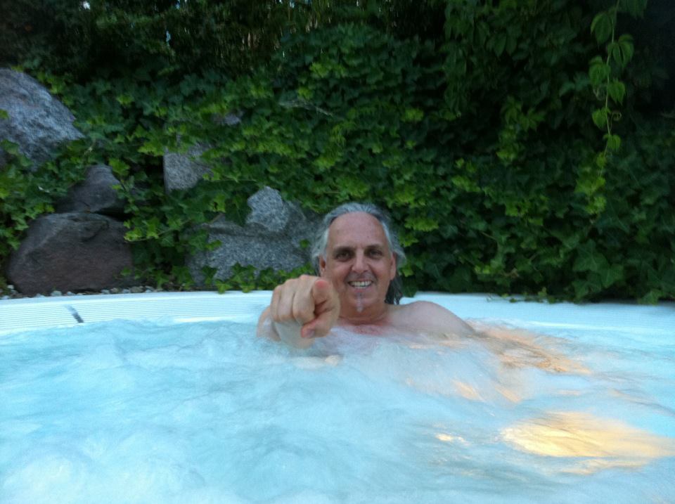 Ernst Crameri beim testen des Whirlpools Ernst Crameri beim testen des Whirlpools