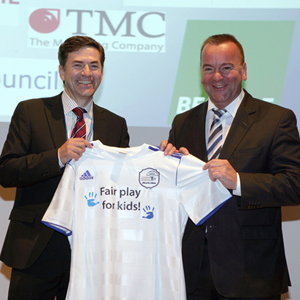 Jürgen Leuschel (links) erhält von Boris Pistorius das symbolische Sporttrikot (Quelle: www.tmc-gmbh Jürgen Leuschel (links) erhält von Boris Pistorius das symbolische Sporttrikot (Quelle: www.tmc-gmbh
