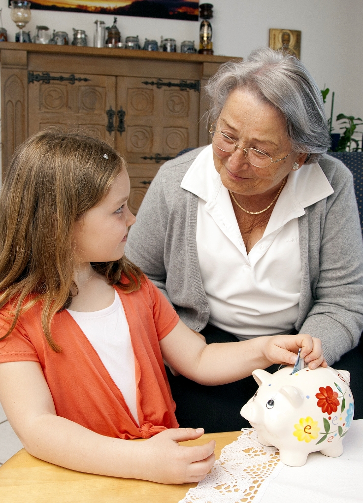 Am Weltspartag bringen Kinder traditionell ihr volles Sparschwein zum Kreditinstitut. Am Weltspartag bringen Kinder traditionell ihr volles Sparschwein zum Kreditinstitut.