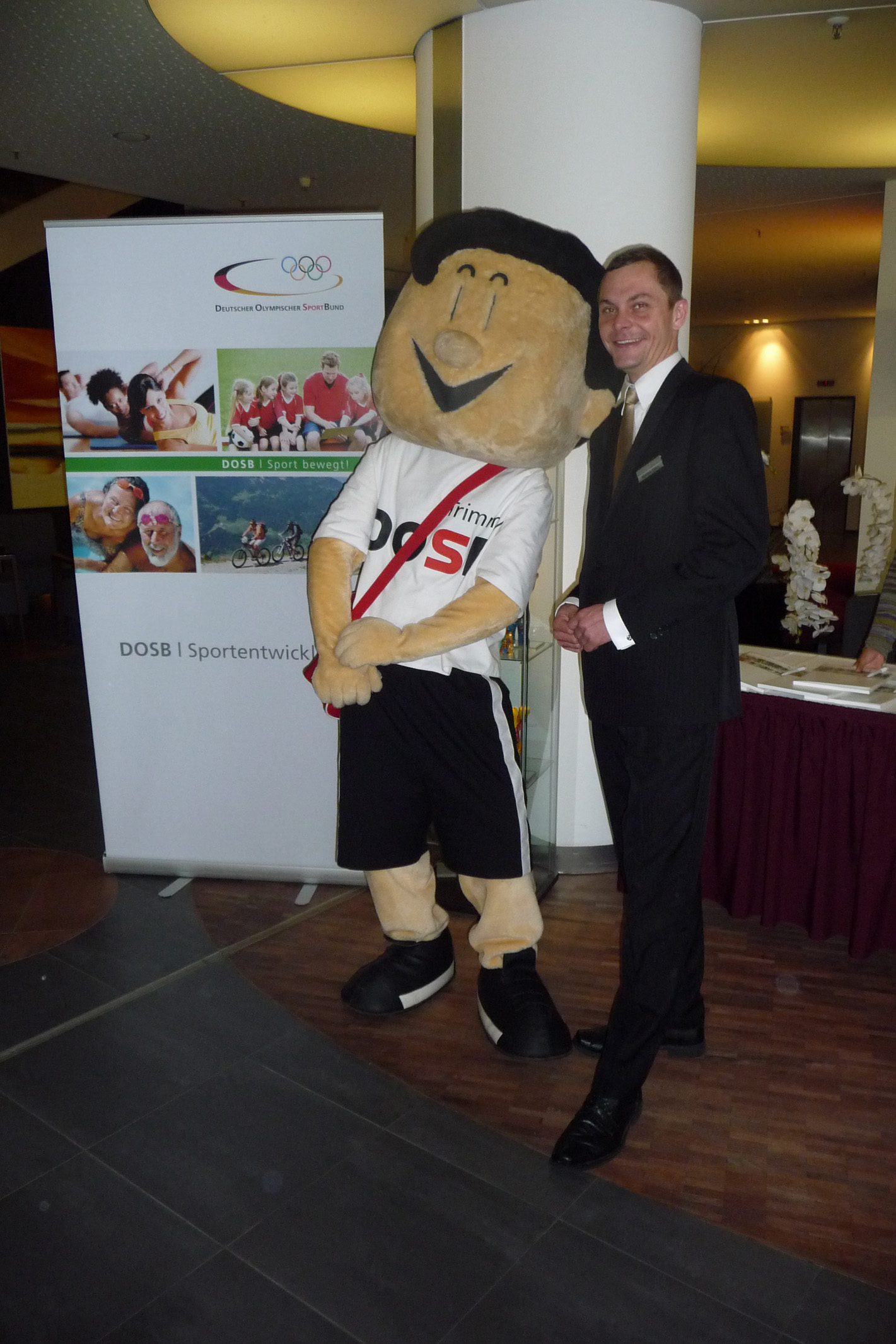 Trimmy, Maskottchen des DOSB, und Convention Sales Manager des centrovital, Mathias Starry©centrovit