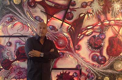 Marco Mehn vor seinem Werk „Evolution forever“