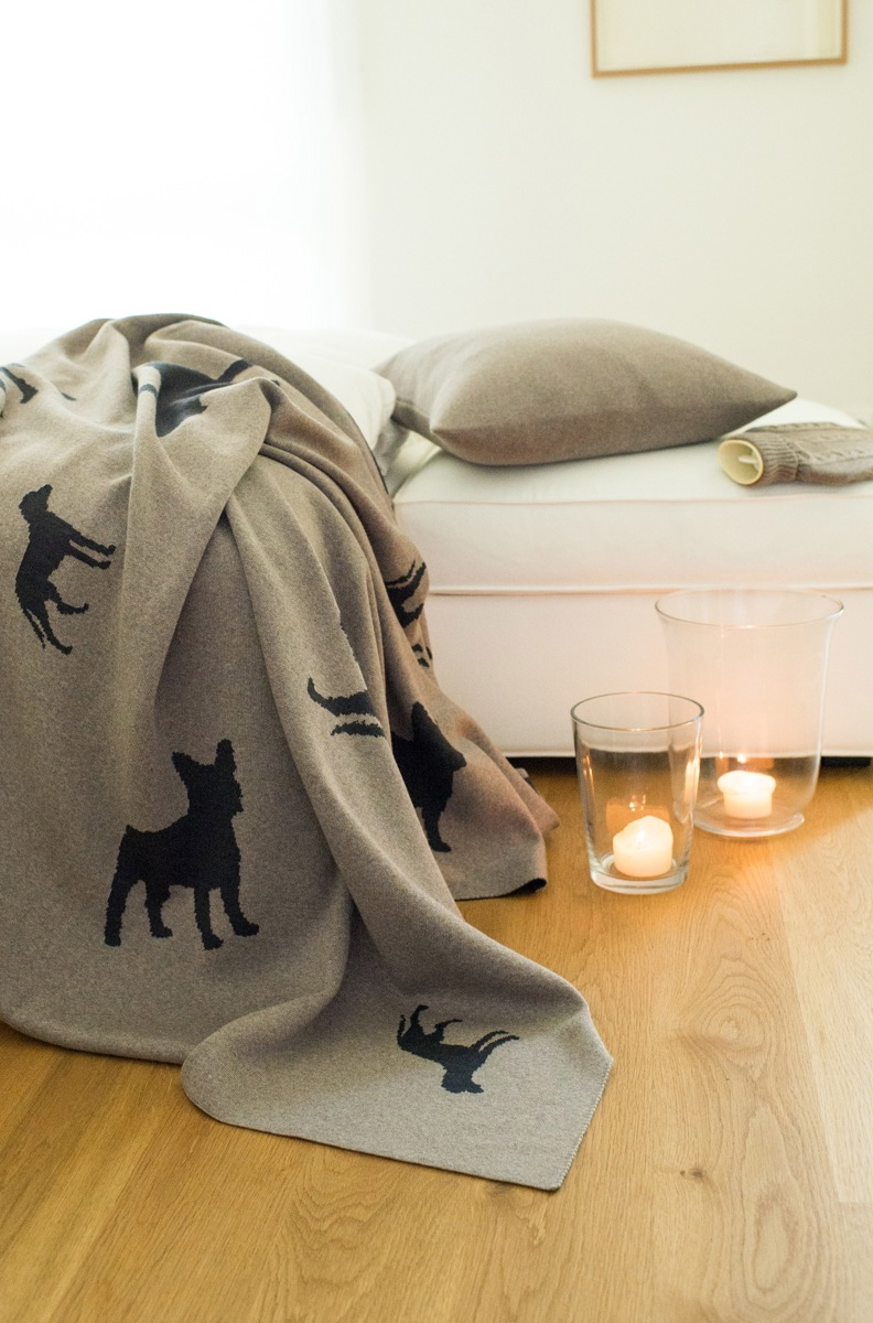 Mit einem treuen Freund auf dem Sofa kuscheln - neue Strickserie DOGS von Lenz & Leif