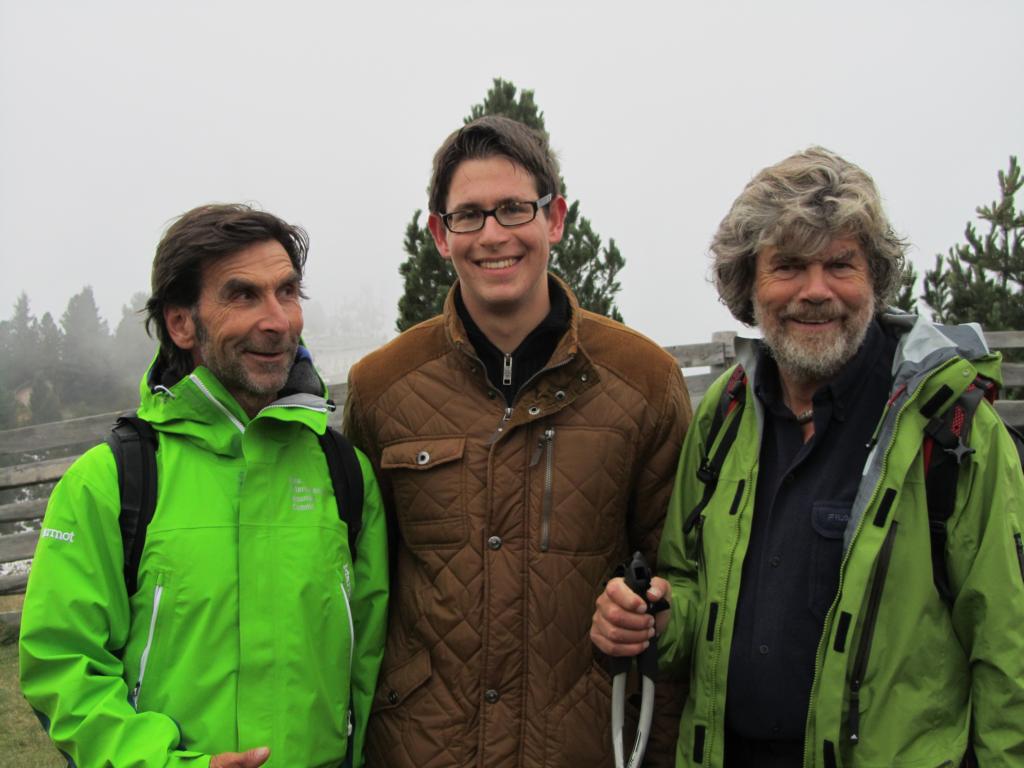 MHMK-Student Timo Gadde umringt von Hanspeter Eisendle und Reinhold Messner MHMK-Student Timo Gadde umringt von Hanspeter Eisendle und Reinhold Messner