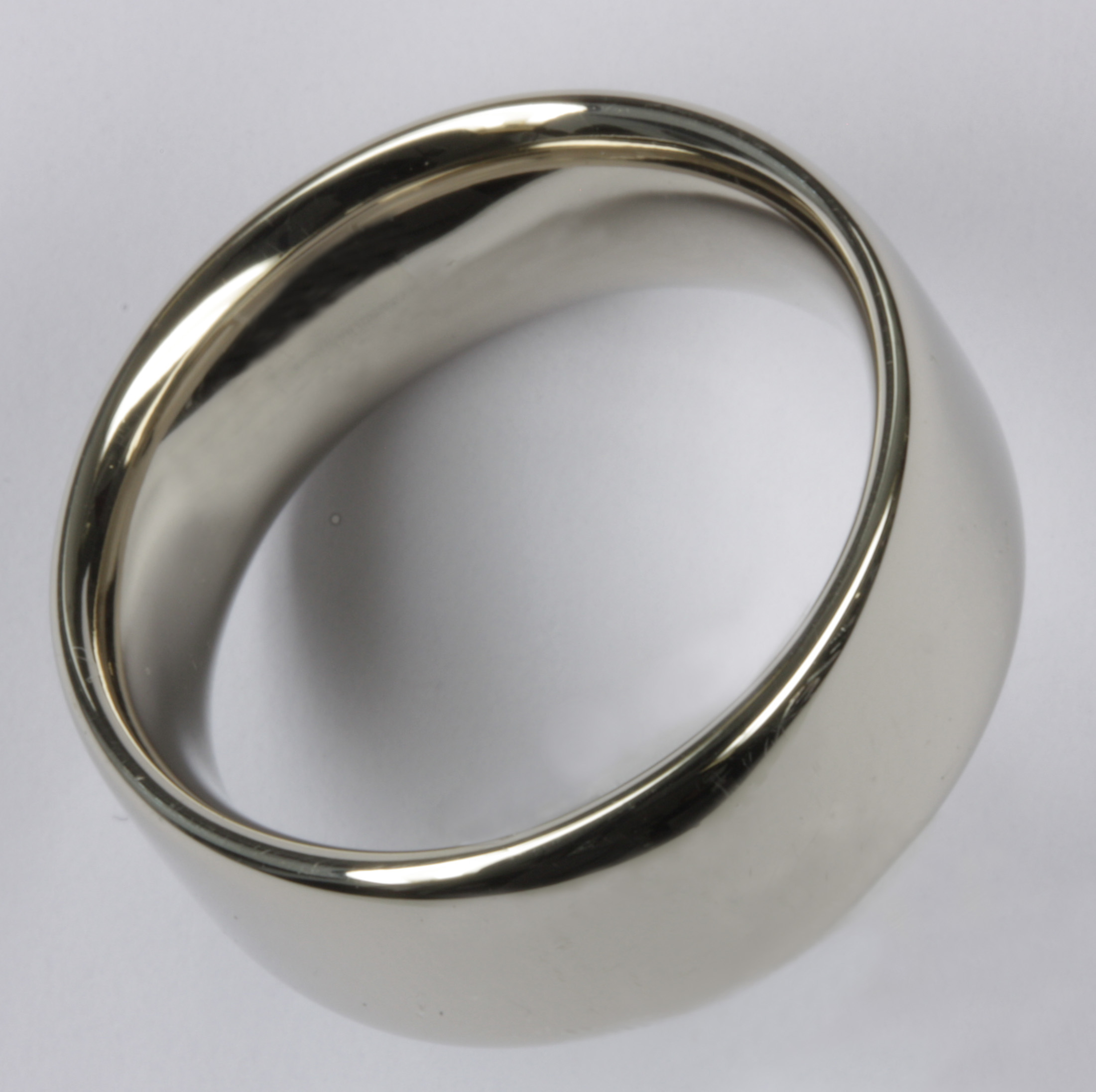 Ring aus massivem metallischen Glas mit 18 Karat Gold im neuen Freiform-Gussverfahren hergestellt. Ring aus massivem metallischen Glas mit 18 Karat Gold im neuen Freiform-Gussverfahren hergestellt.