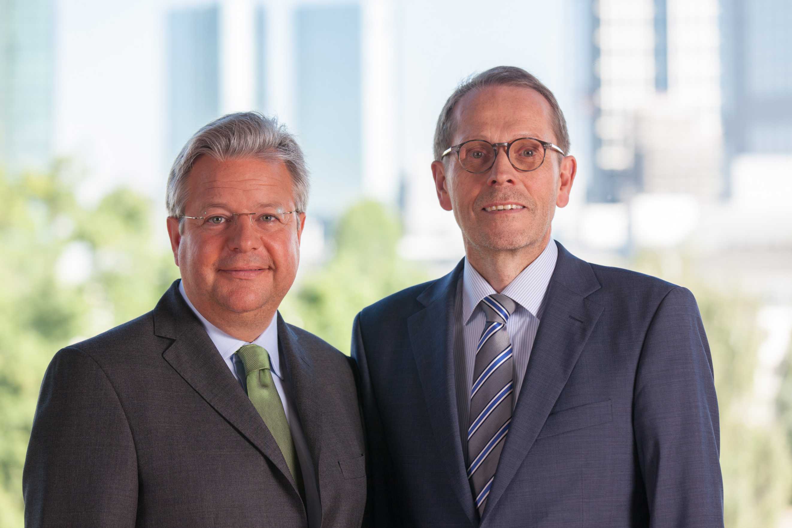 Dr. Constantin Westphal (l.)übernimmt den Staffelstab von Dirk Schumacher.