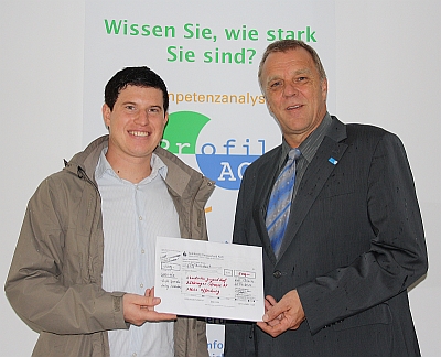 Fabian Feigenbaum (links) überreicht Jugenddorfleiter Jochen Nordau den Spendenscheck (Bild: CJD) Fabian Feigenbaum (links) überreicht Jugenddorfleiter Jochen Nordau den Spendenscheck (Bild: CJD)