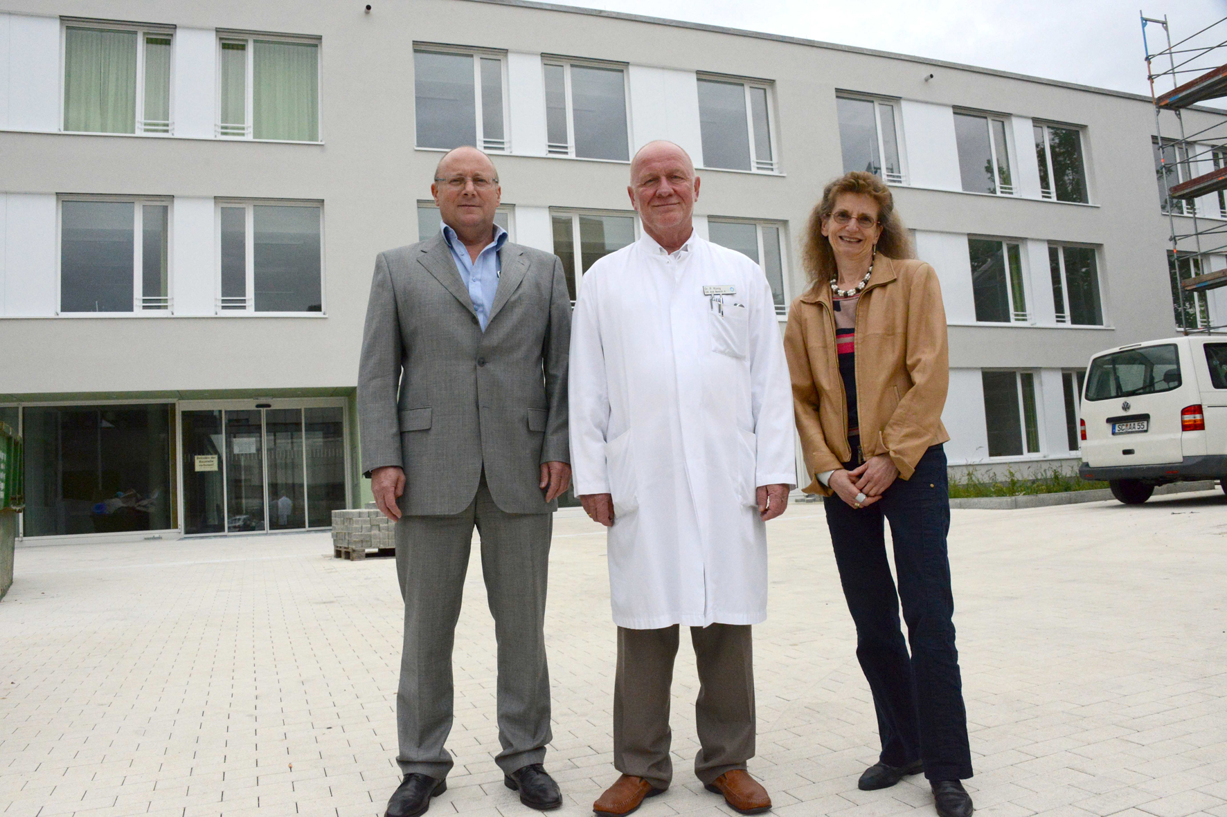 Franz Hartinger, Oberarzt Dr. Peter König und Dr. Claudia Zimmerer (von links nach rechts) freuen si Franz Hartinger, Oberarzt Dr. Peter König und Dr. Claudia Zimmerer (von links nach rechts) freuen si