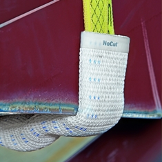 Der NoCut®-Schutzschlauch - bestens geeignet zum Heben von scharfkantigen Lasten. Der NoCut®-Schutzschlauch - bestens geeignet zum Heben von scharfkantigen Lasten.