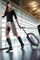Aus dem Samsonite-Koffer wird mit einem Klick ein Scooter. Foto: Micro Mobility Systems, Abdruck hon Aus dem Samsonite-Koffer wird mit einem Klick ein Scooter. Foto: Micro Mobility Systems, Abdruck hon