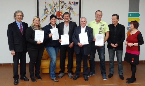 Stolze Objektauditoren präsentieren ihre Zertifikate: LIM Johann Tatschl, TCC, Edith Karl u Rudolf P Stolze Objektauditoren präsentieren ihre Zertifikate: LIM Johann Tatschl, TCC, Edith Karl u Rudolf P