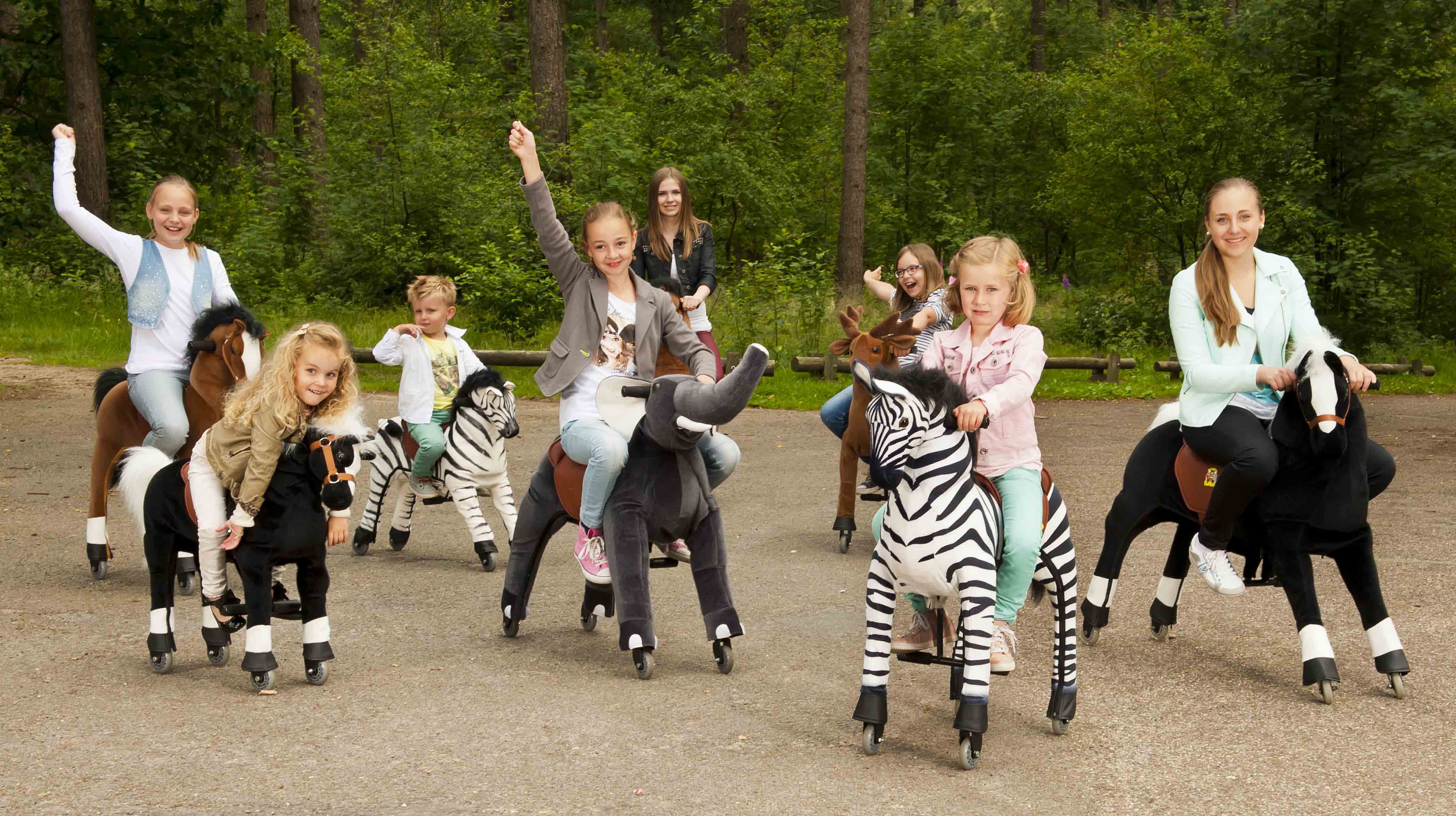 Kinder mit Animal-Riding Tieren Kinder mit Animal-Riding Tieren